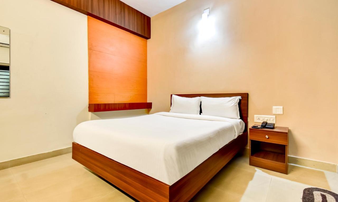 Aspire Maradu Hotel Kochi Exterior photo
