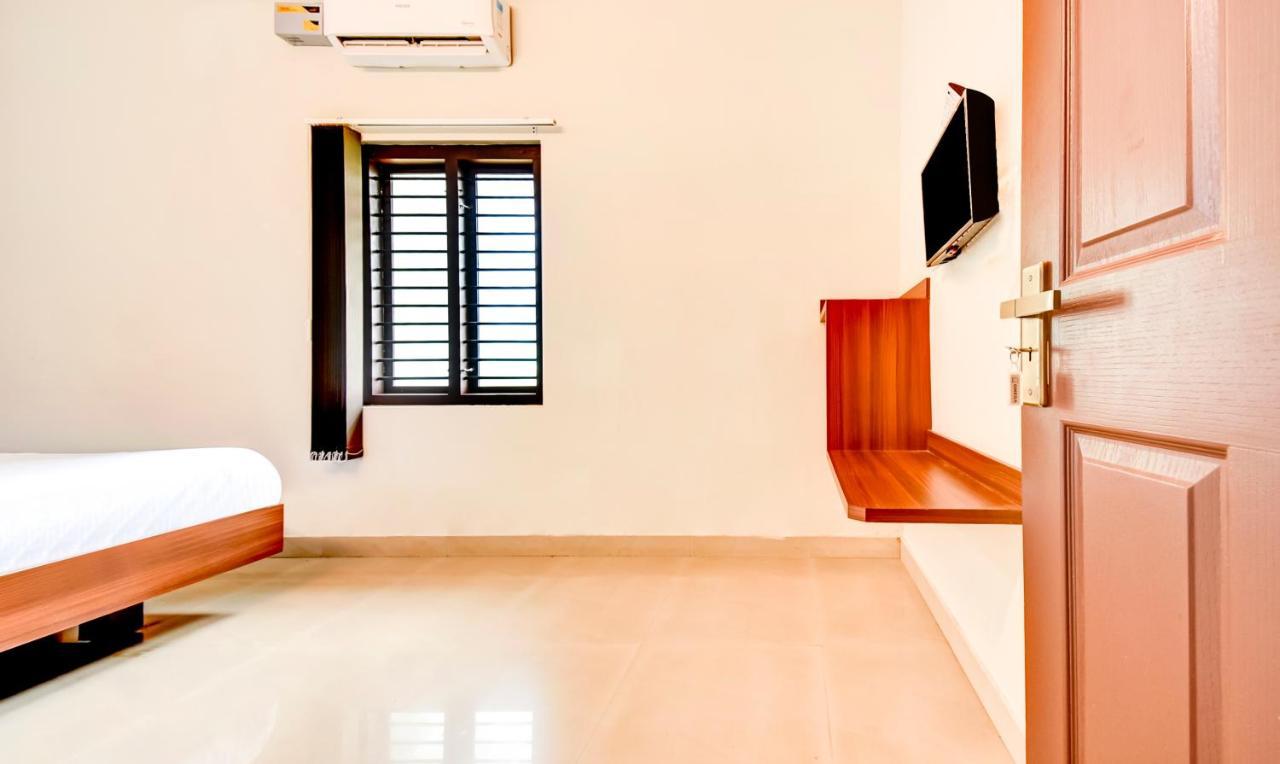 Aspire Maradu Hotel Kochi Exterior photo