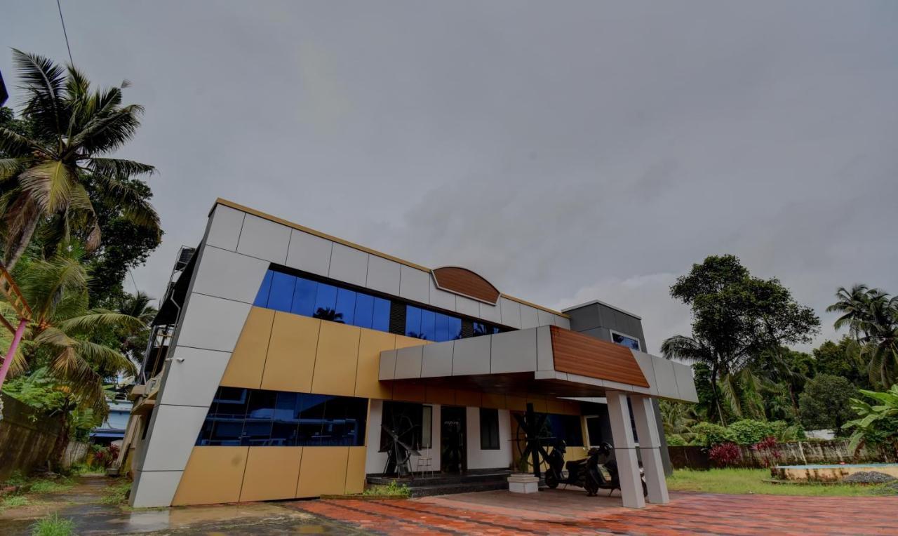 Aspire Maradu Hotel Kochi Exterior photo