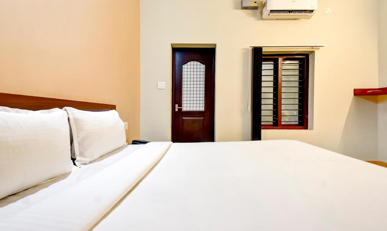 Aspire Maradu Hotel Kochi Exterior photo