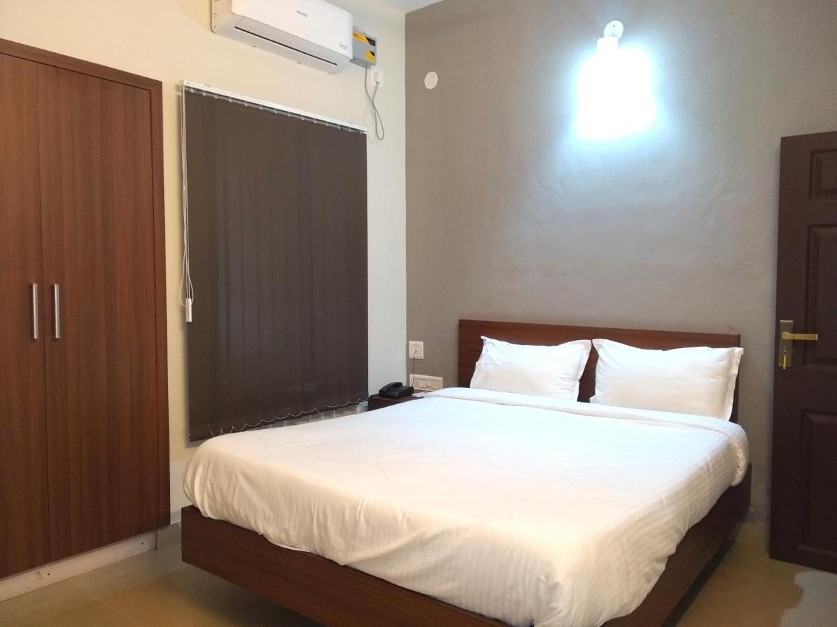 Aspire Maradu Hotel Kochi Exterior photo